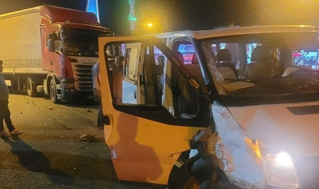 Tır ile minibüs çarpıştı: 4 yaralı