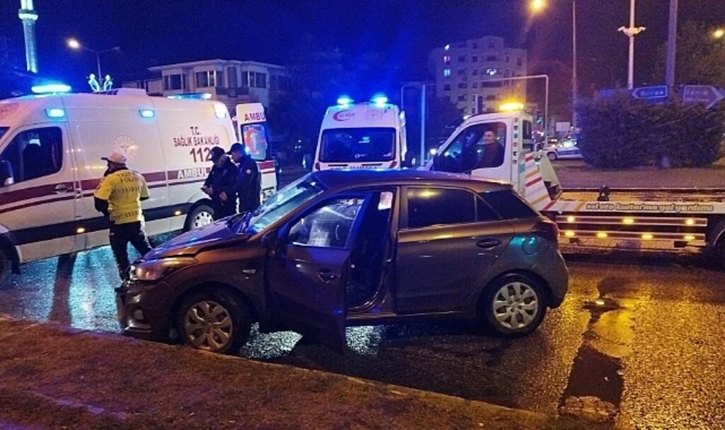 Tır kavşakta otomobile çarptı: 2 yaralı