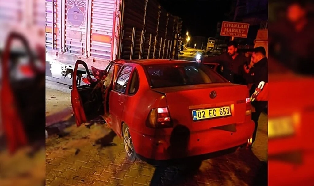 Tıra çarpan otomobil sürücüsü ağır yaralandı