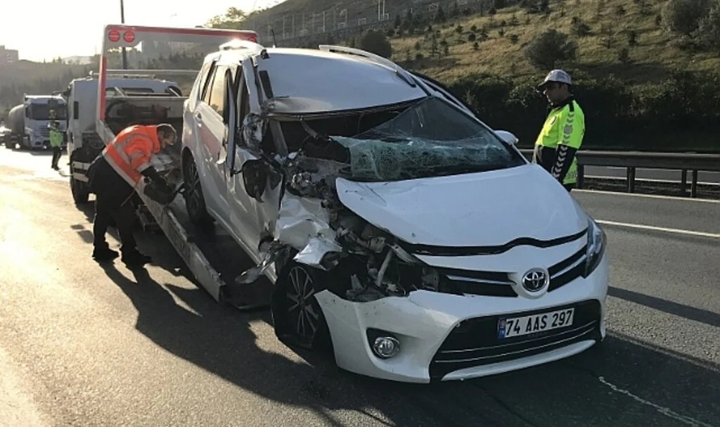 Tıra çarpan otomobildeki 6 kişi yaralandı
