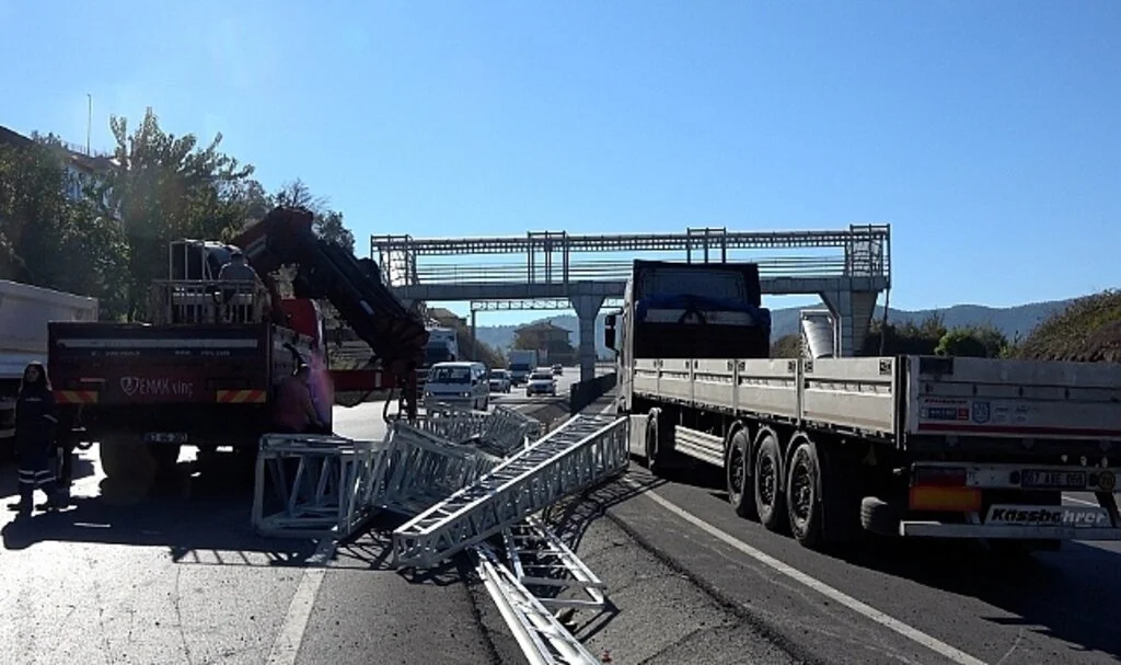 Tırdan düşen malzemeler kazaya yol açtı: 1 yaralı