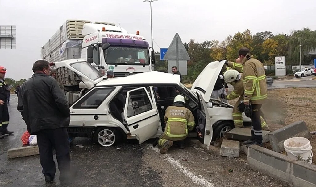 Tırın çarptığı otomobil metrelerce sürüklendi: 4 yaralı