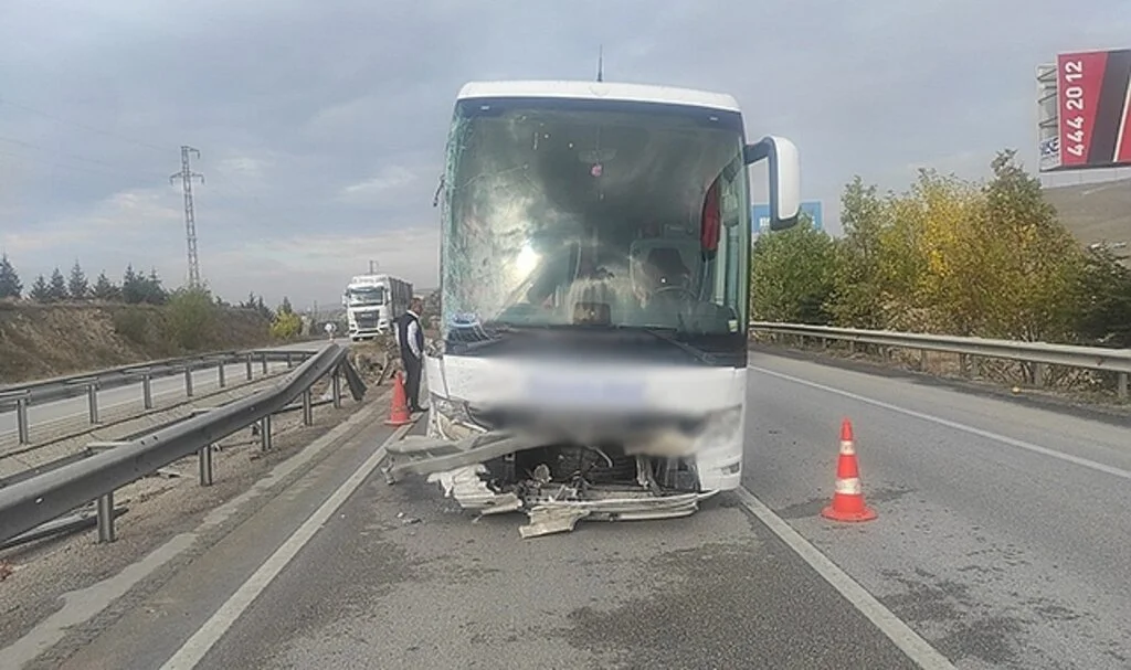 Tırların ve otobüsün karıştığı kazada faciadan dönüldü