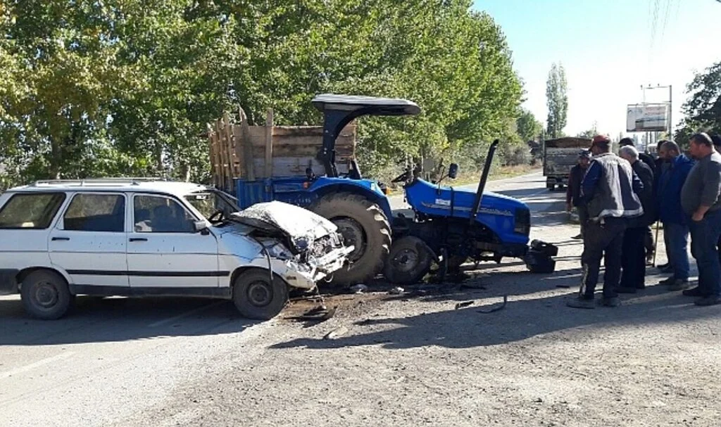 Tokat'ta 2 kişinin yaralandığı kaza anı güvenlik kamerasına yansıdı