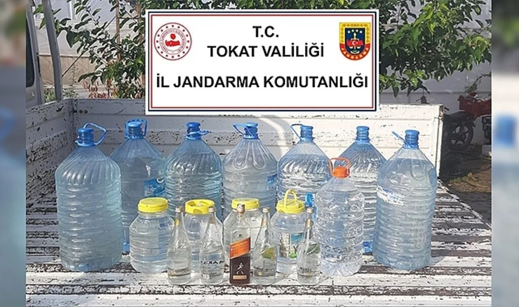 Tokat'ta bir ahırda 195 litre kaçak içki ele geçirildi