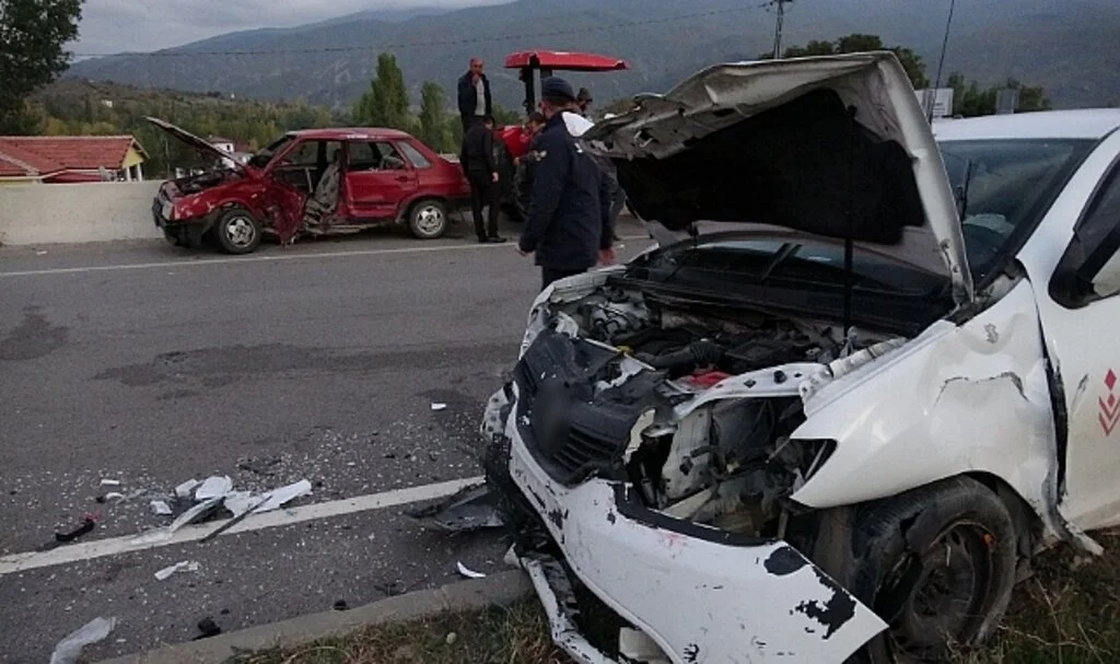 Tokat'ta iki otomobil çarpıştı: 1 ölü, 2 yaralı