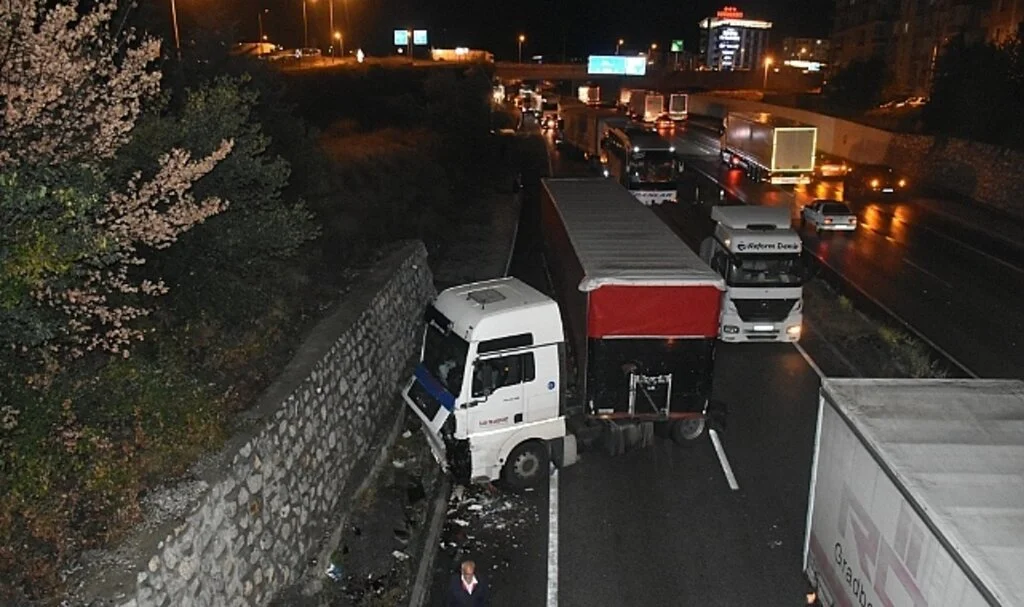 Tosya'da 6 tırın karıştığı zincirleme kaza: 1 yaralı