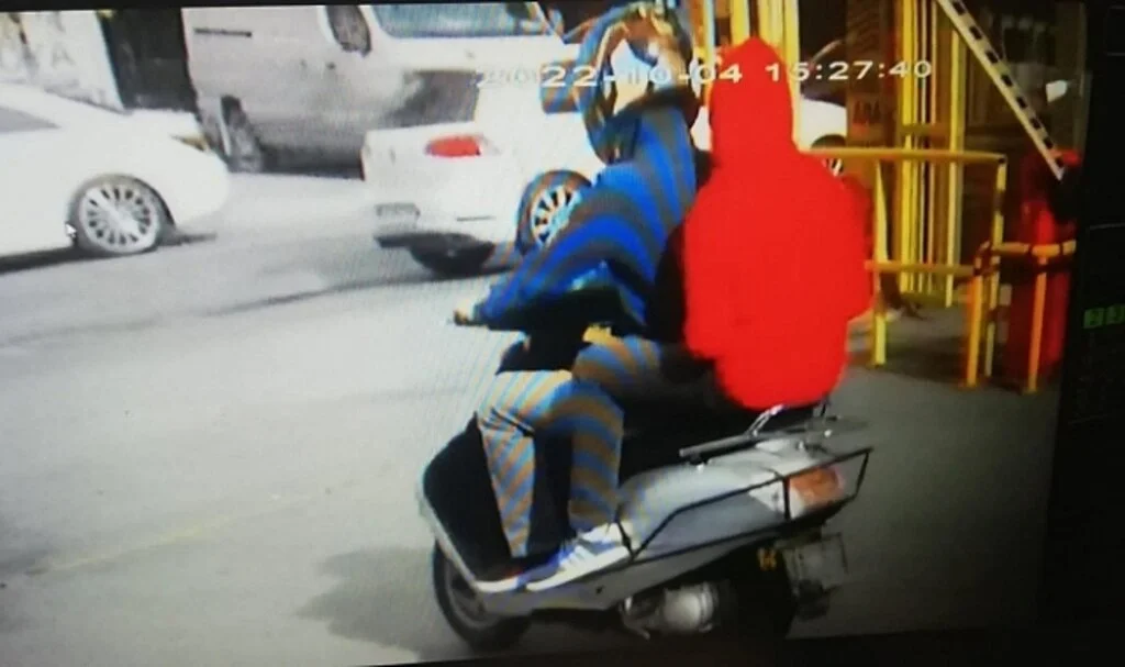 Trafik ışıklarında hayatının şokunu yaşadı, elindeki telefonu kapıp kaçtılar