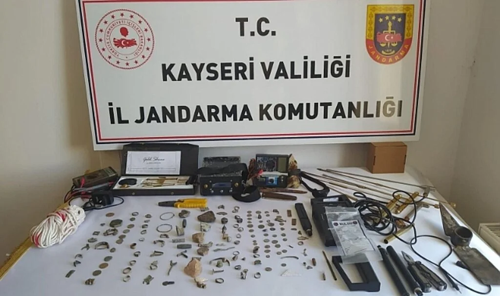 Trafik kontrolünde aranan otomobilden tarihi eser çıktı