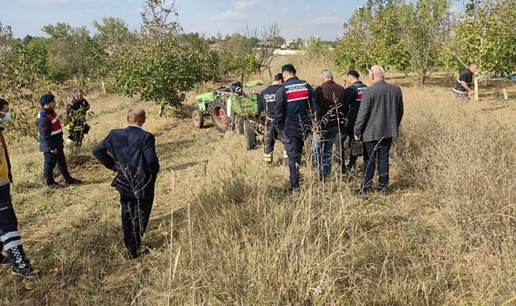 Traktör kasası ile tekerlek arasına sıkışan şahıs hayatını kaybetti