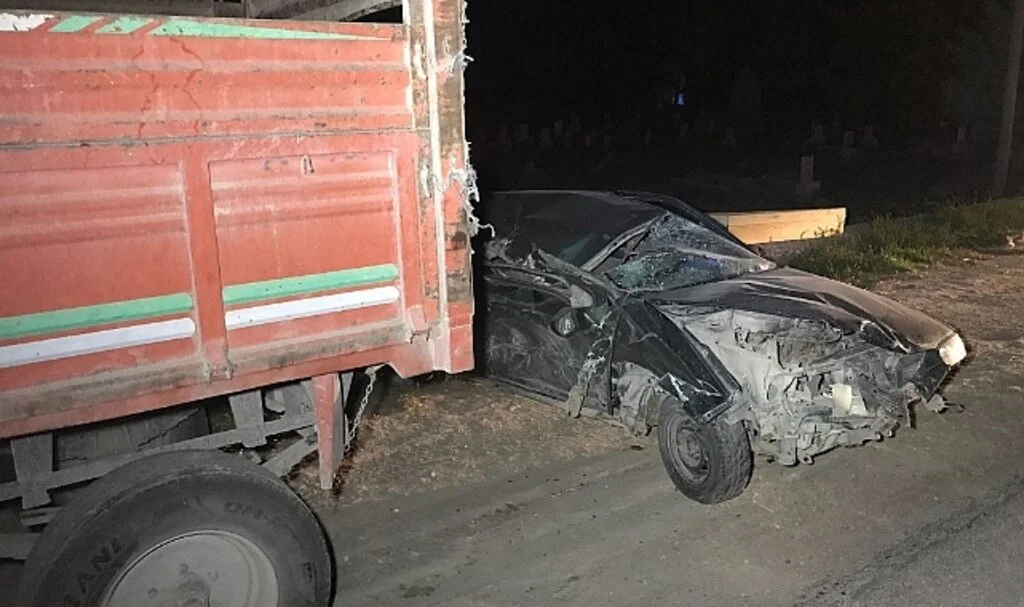 Traktör römorkuna çarpan otomobil sürücüsü yaralandı