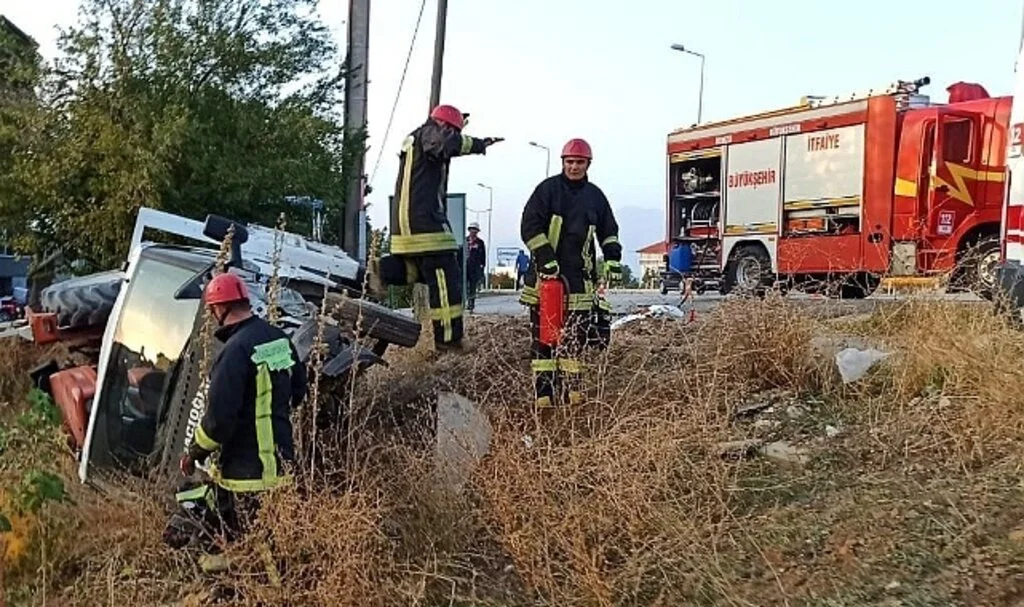 Traktör yüklü kamyonetle otomobil çarpıştı: 4 yaralı