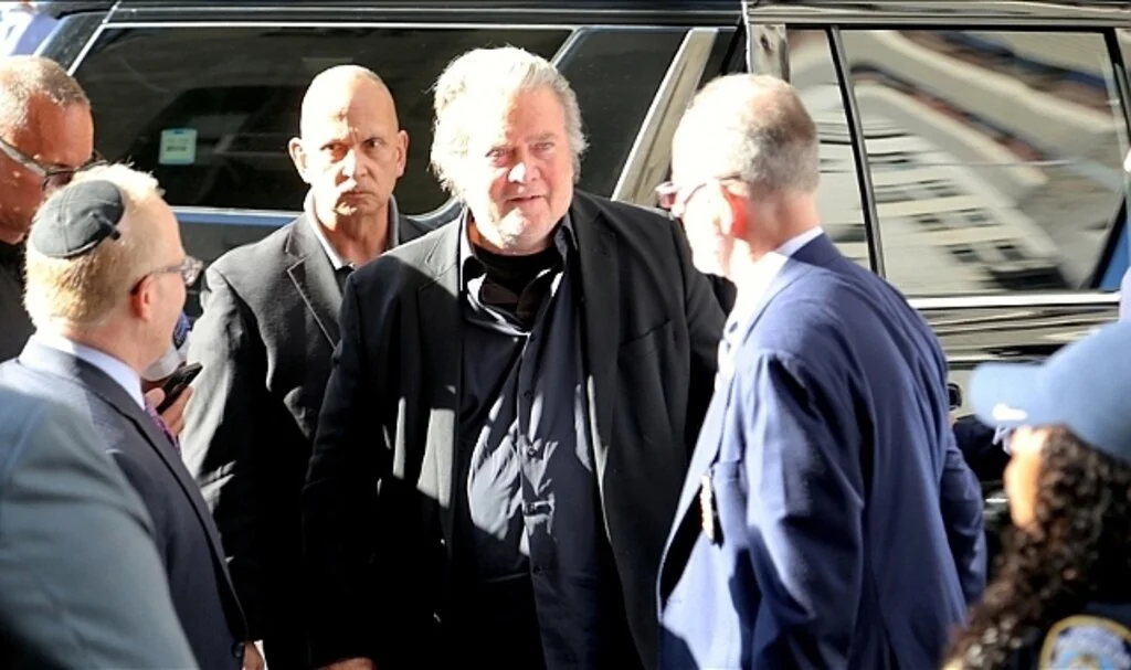 Trump'ın eski danışmanı Bannon'a "Kongreyi tahkir" davasında 4 ay hapis cezası verildi