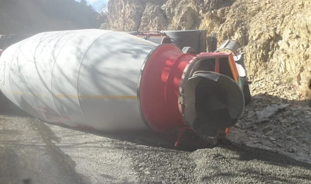 Tunceli’de beton mikseri devrildi