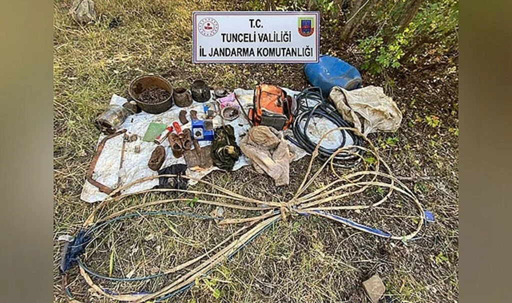 Tunceli’de teröristlerin inlerine girildi