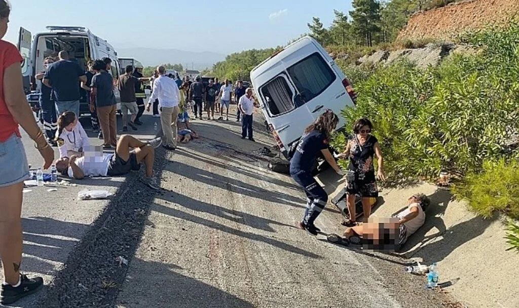 Tur otobüsü kaza yaptı: 1’i ağır 10 yaralı