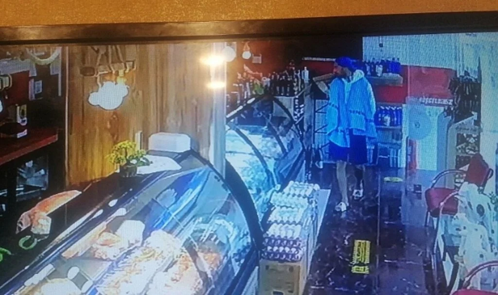 Turist görünümlü şahsın, otomobil hırsızlığı kamerada