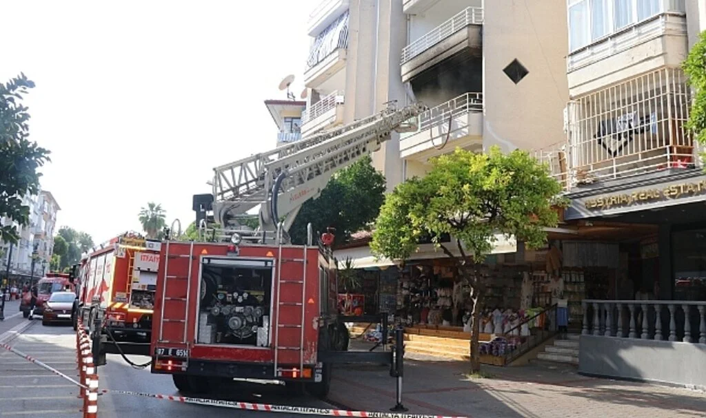 Turizm acentesinde çıkan yangın korkuttu