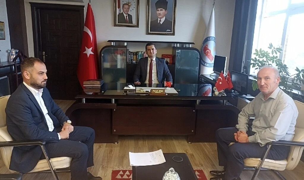 Türk Hava Kurumu Samsun Şube Başkanı Kadir Topçu, Kavak Kaymakamı Faruk Atar'ı ziyaret etti.