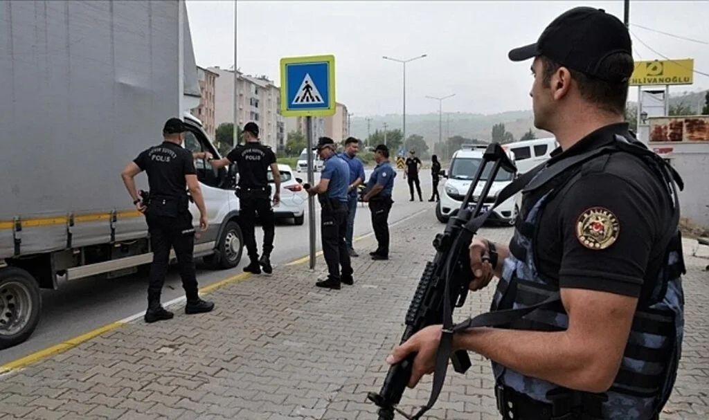 Türkiye geneli eş zamanlı "huzur güven" uygulamalarında aranan 1270 kişi yakalandı