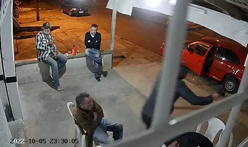 Tüyler ürperten saldırı sosyal medyada gündem oldu! Silahıyla geldi, 2 kişiyi öldürdü... Her şey normalmiş gibi izlediler