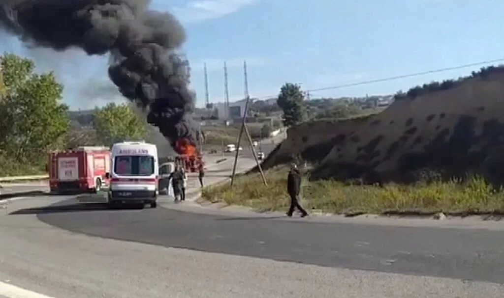 Tuzla’da yola devrilen hafriyat kamyonu alev alev yandı