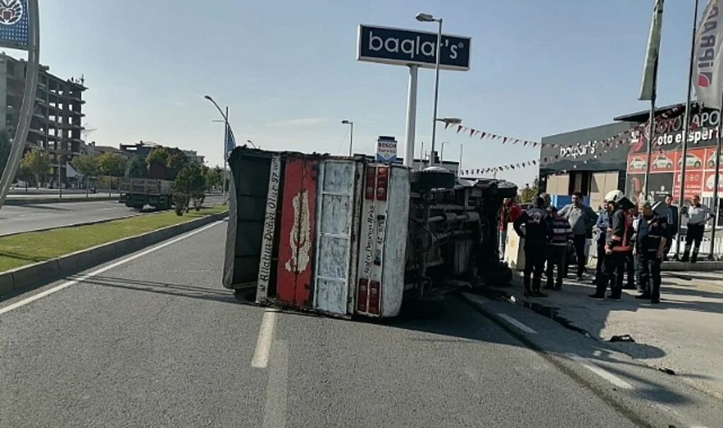 Üç aracın karıştığı kazada 1 kişi yaralandı