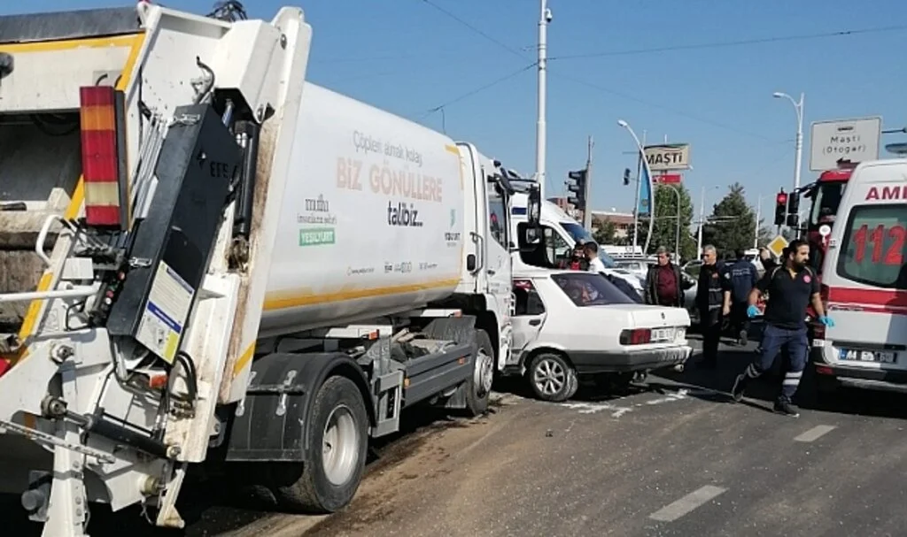 Üç aracın karıştığı kazada 2 kişi yaralandı