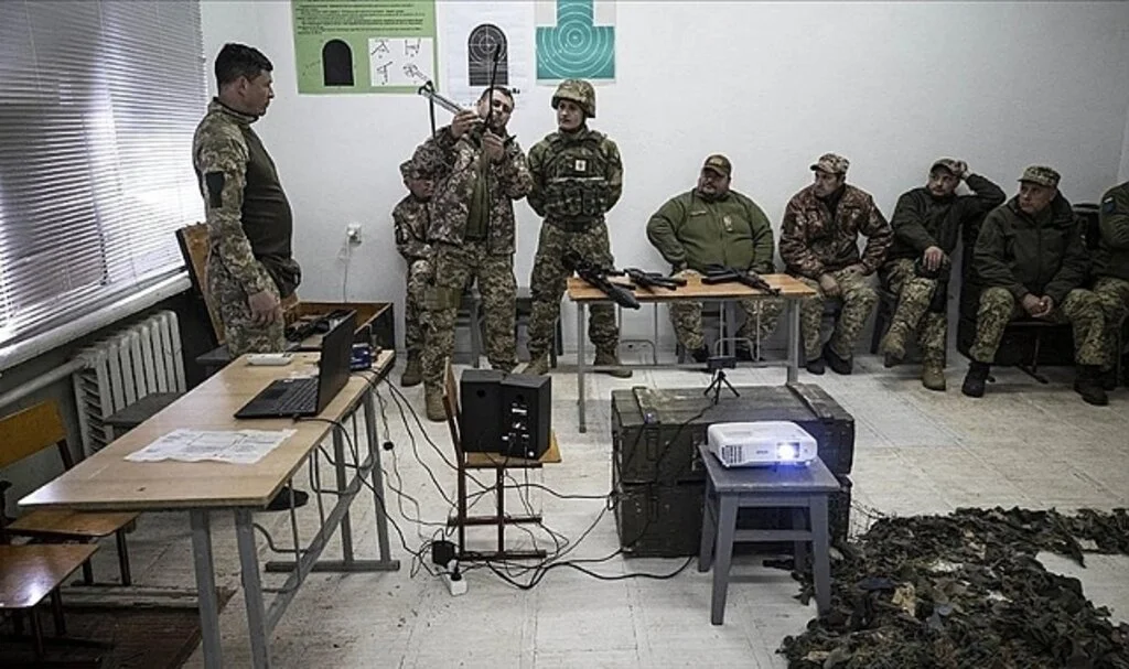 Ukrayna ordusundaki gönüllüler savaştan önce sanal ortamda askeri eğitim alıyor