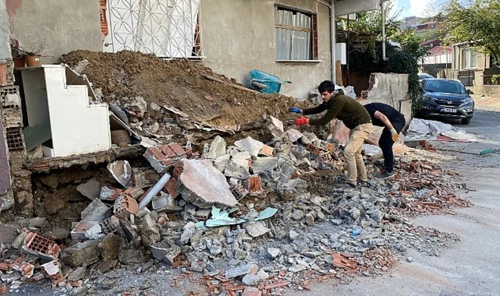 Ümraniye’de bahçe duvarı çöktü: 1 kişi yaralı