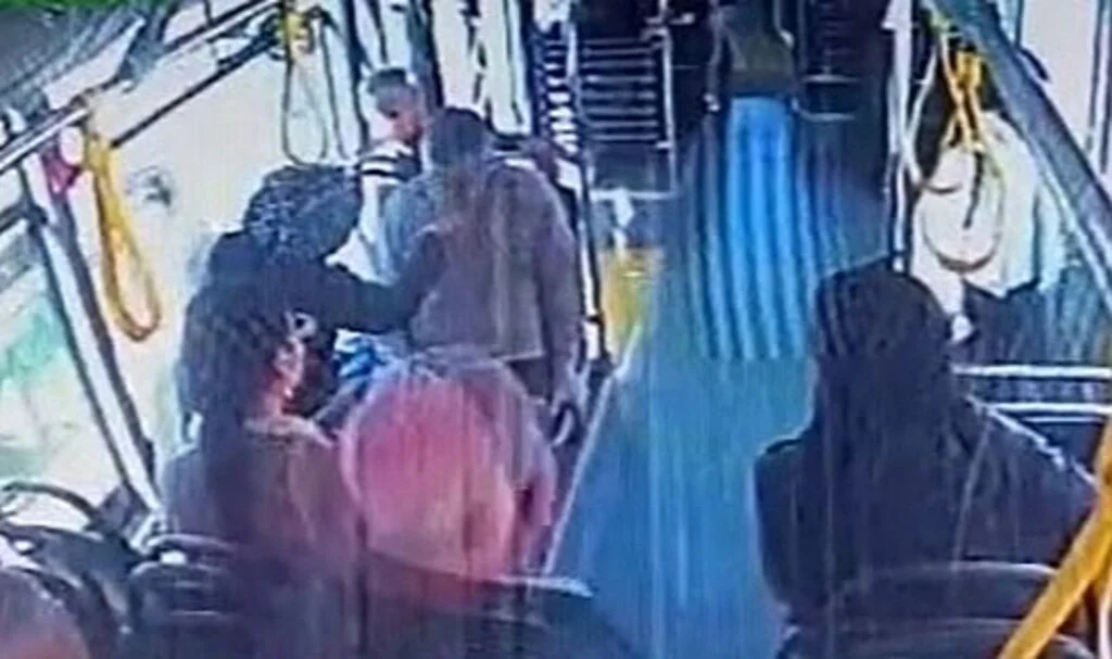 Ümraniye’de kalp krizi geçiren yolcuyu hastaneye otobüs şoförü yetiştirdi