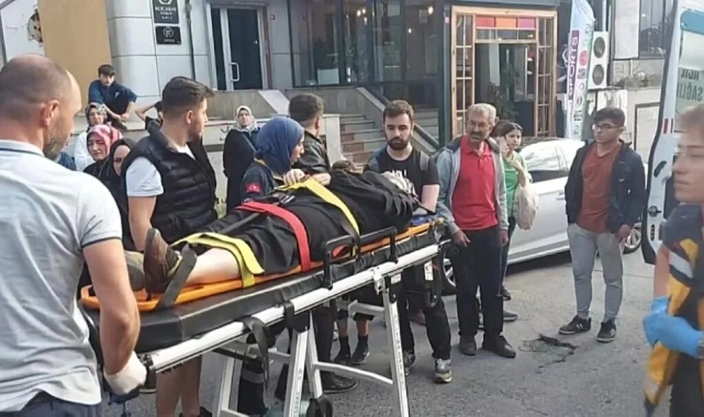 Ümraniye’de karşıdan karşıya geçmek isteyen kadına motokurye çarptı