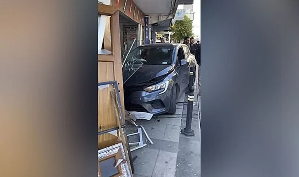 Ümraniye’de, virajı alamayan otomobil dükkana daldı