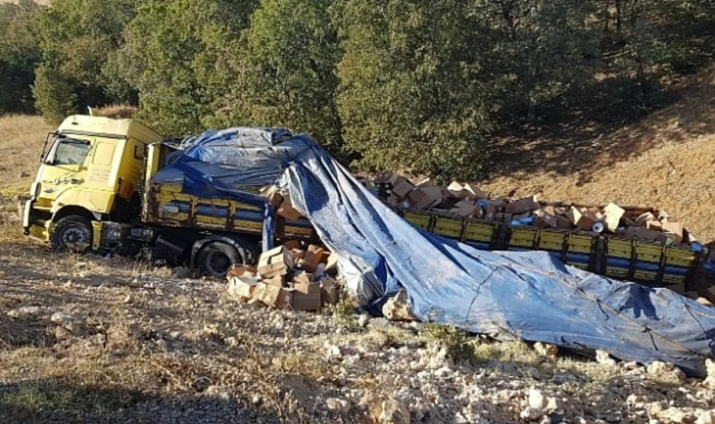Uşak’ta devrilen tır sürücüsü yaralandı