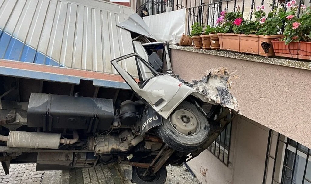 Üsküdar’da kayan kamyonet taksiye ve binaya çarparak durdu