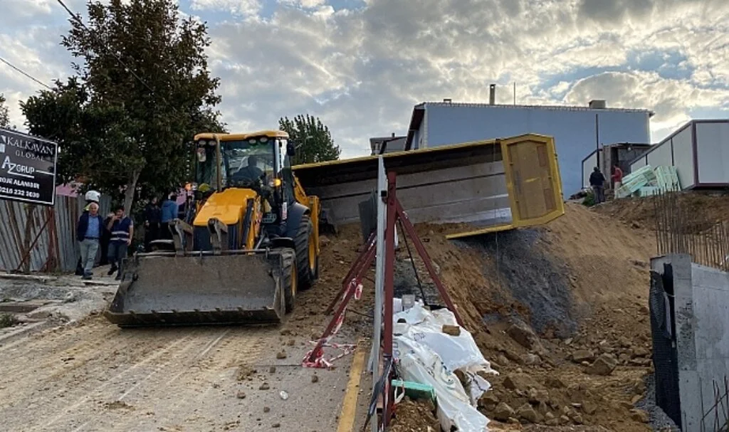 Üsküdar’da toprak dökümü yapan hafriyat kamyonu devrildi