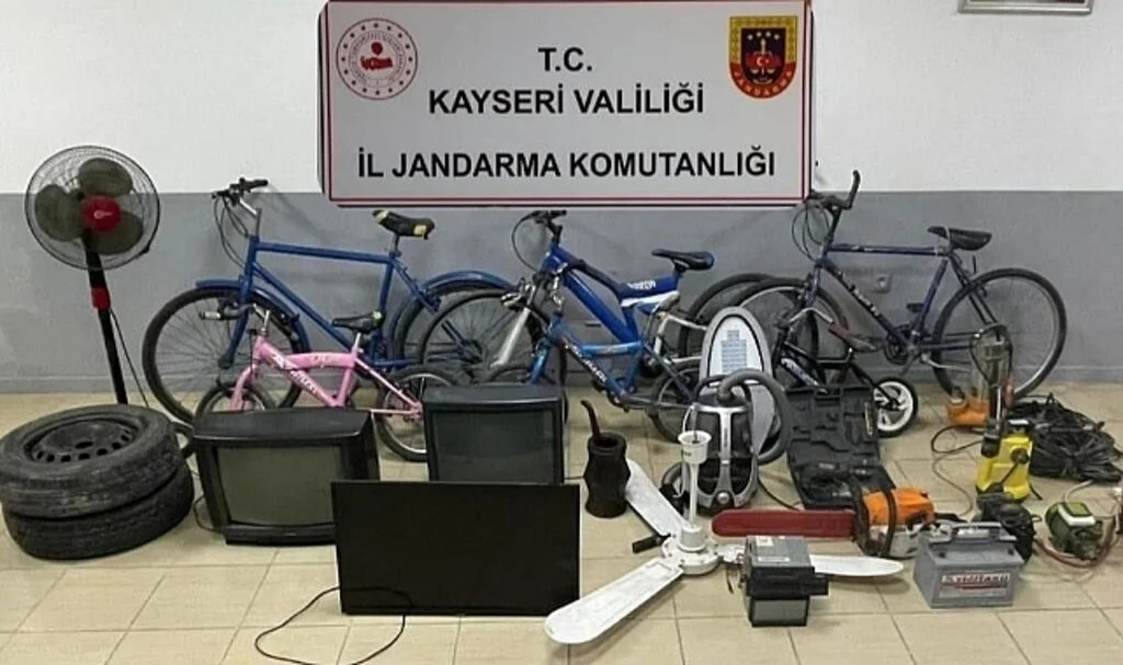 Uyuşturucu aranan evden çalıntı malzemeler de çıktı