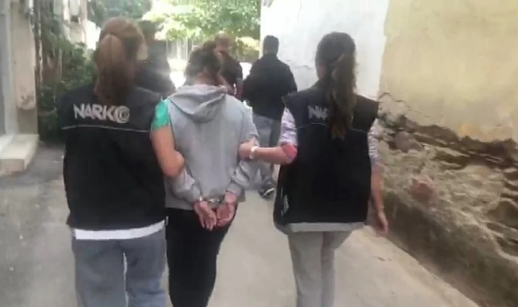 Uyuşturucu kullanırken sosyal medyada canlı yayın yapan kadın gözaltına alındı