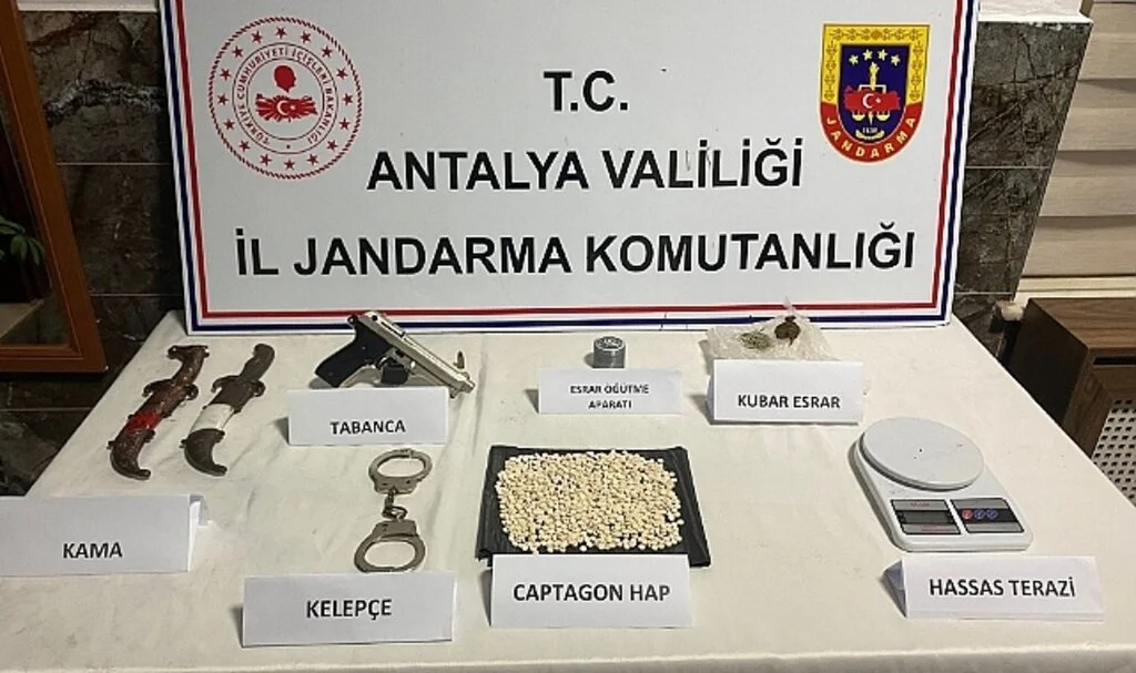 Uyuşturucu madde satan yabancı uyruklu şüpheliden bin 225 adet uyuşturucu hap ele geçirildi