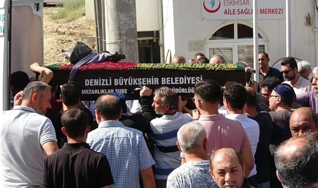 Üzerine devrilen duvarın altında can veren 18 günlük gelin, son yolculuğuna uğurlandı