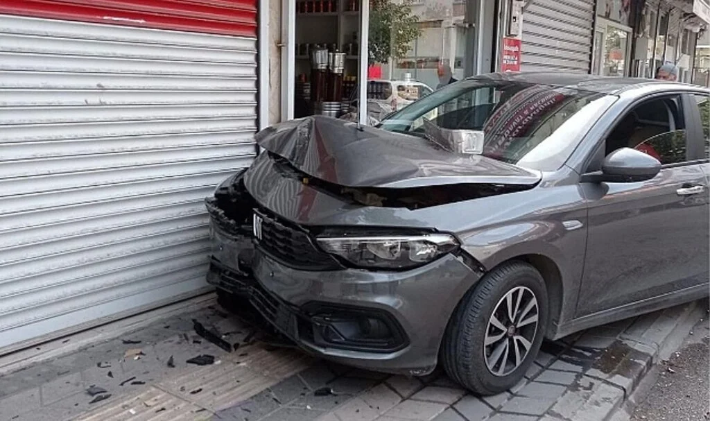 Üzerine elektrik direği düşen kadın ağır yaralandı