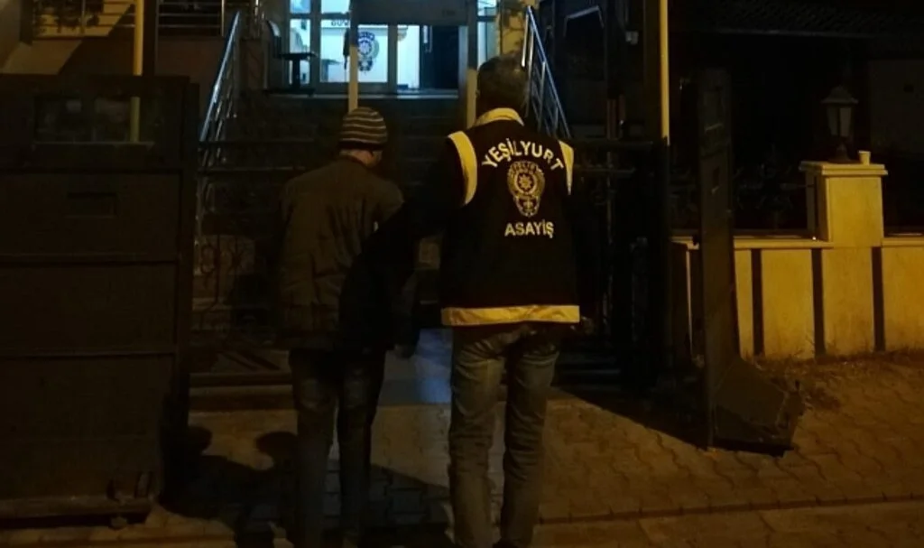 Vicdansız baba 1,5 aylık kızını parkta ölüme terk etti