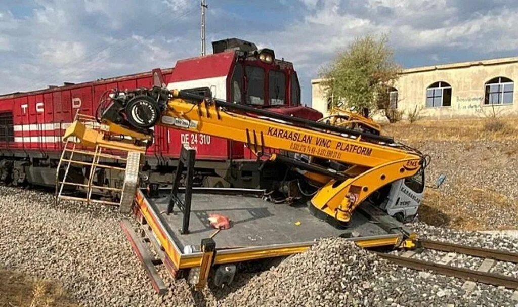 Vinç tren yolunda asılı kaldı, sürücü atlayarak canını kurtardı