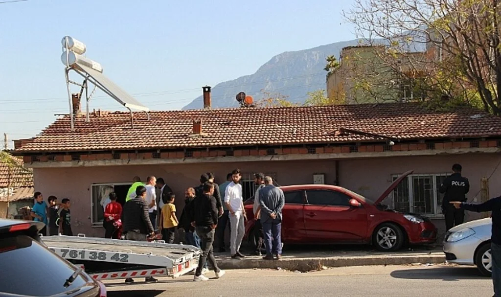 Virajı alamayan araç önce eve ardından direğe çarptı