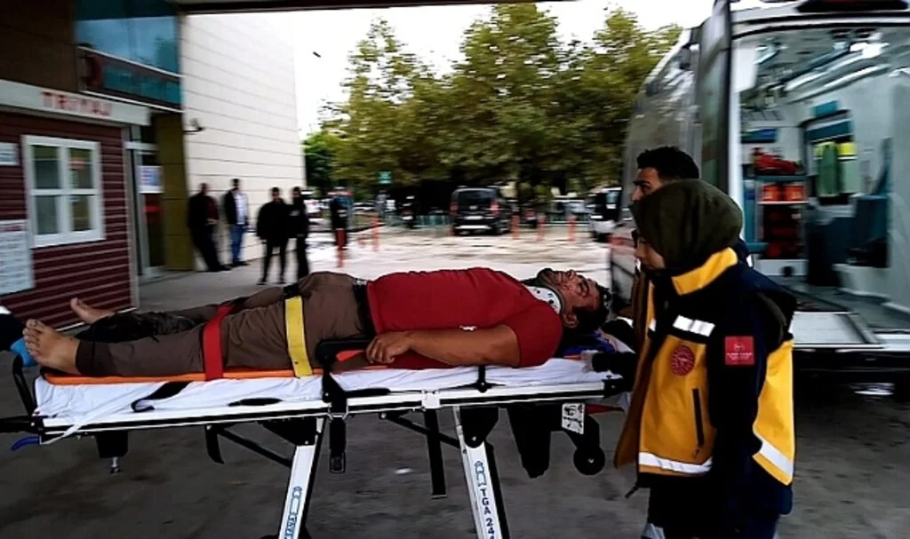 Yağışlı yolda kayan tır yamaca çarptı: 1 yaralı