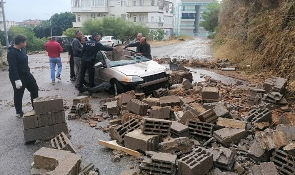 Yağmur sebebiyle yıkılan istinat duvarı otomobili hurdaya çevirdi