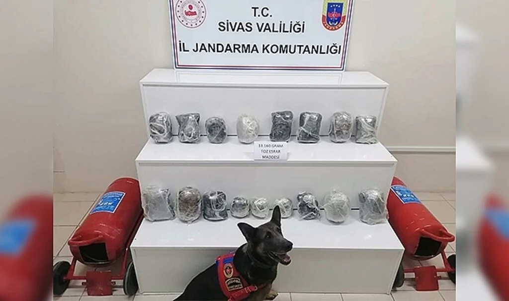 Yangın söndürme tüpünün içerisinden 13 kilo uyuşturucu çıktı