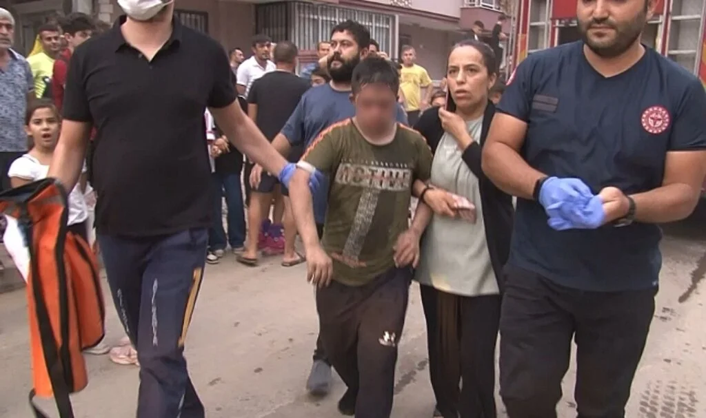 Yangına uyurken yakalanan otizmli çocuğu pazardan koşarak gelen ağabeyi kurtardı