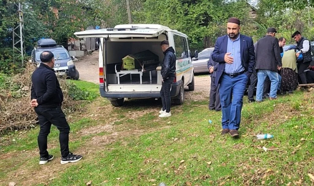 Yangında dumandan zehirlenerek ölen yaşlı kadın son yolculuğuna uğurlandı