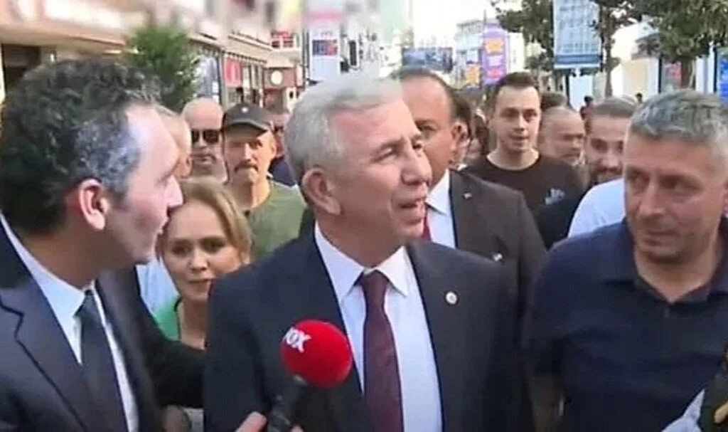 Yanına yaklaşan kişi 'Sayın cumhurbaşkanım' deyince Mansur Yavaş'ın tepkisi dikkat çekti! Kameralar kayıttaydı